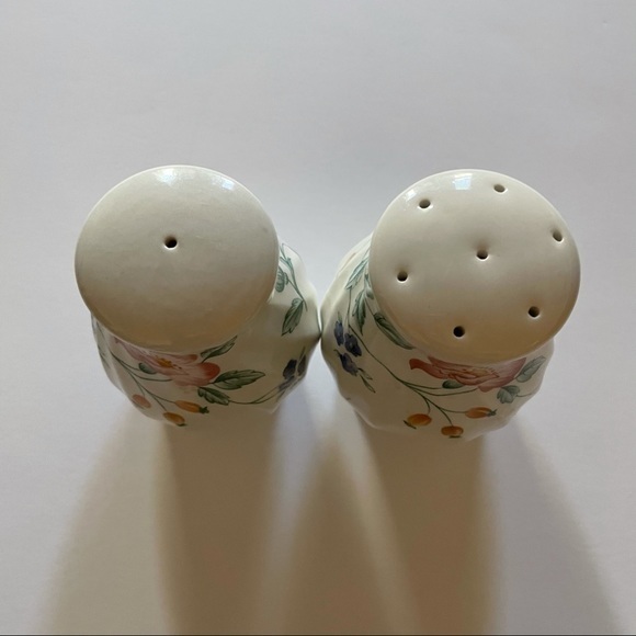 Classy Salt and Pepper Shakers - Picture 4 of 7